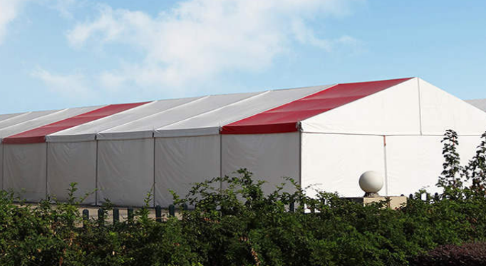 篷房在現代生活中各方面的運用越來與廣泛，不僅僅是企業在各大型戶外展會活動或宣傳活動中可用到，更多體育賽事篷房或個性篷房婚禮中，篷房都是隨處可見的身影。篷房究竟是以什么樣的優勢而被大家所追捧?